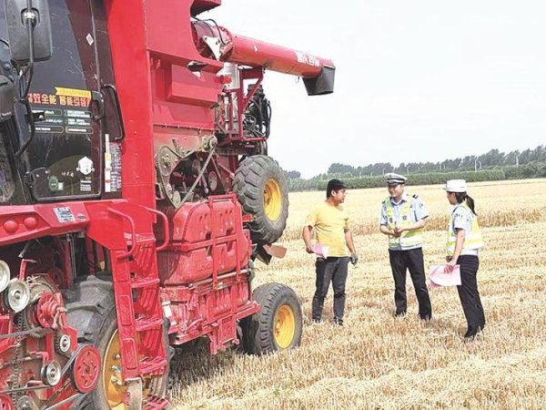 锦牛网 交警到田间 安全面对面