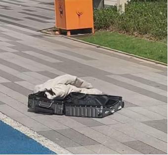 顺市配资 广州一女子将行李箱从43楼抛下