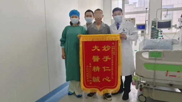 升富策略 全球首例！中国团队成功将猪肝移植给活人